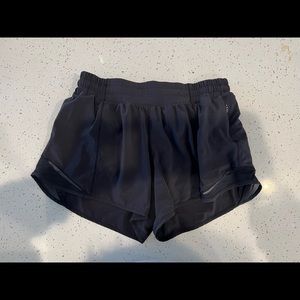 Lululemon Hotty Hot Low-Rise Lined Short 2.5”
